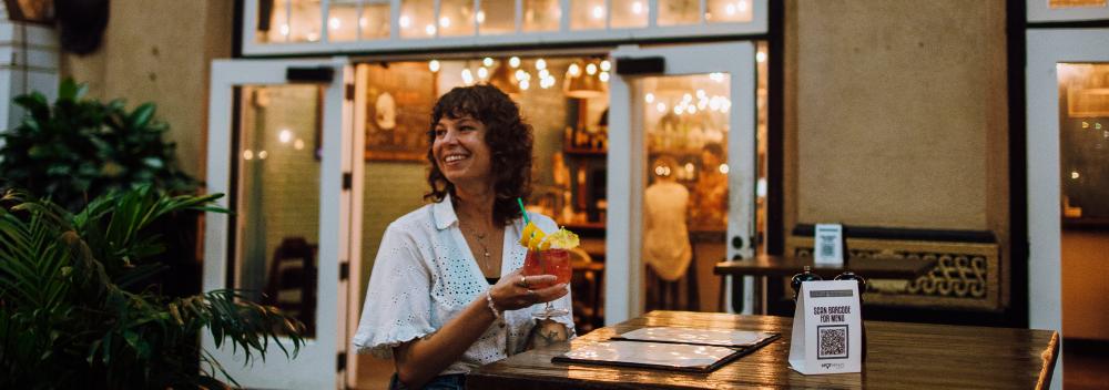 在新泽西州艾斯拜瑞公园市 Asbury Oyster Bar 酒吧啜饮一杯鸡尾酒