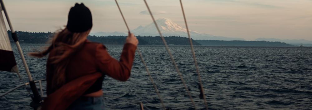 在华盛顿州西雅图附近从游船上欣赏瑞尼尔山的风景