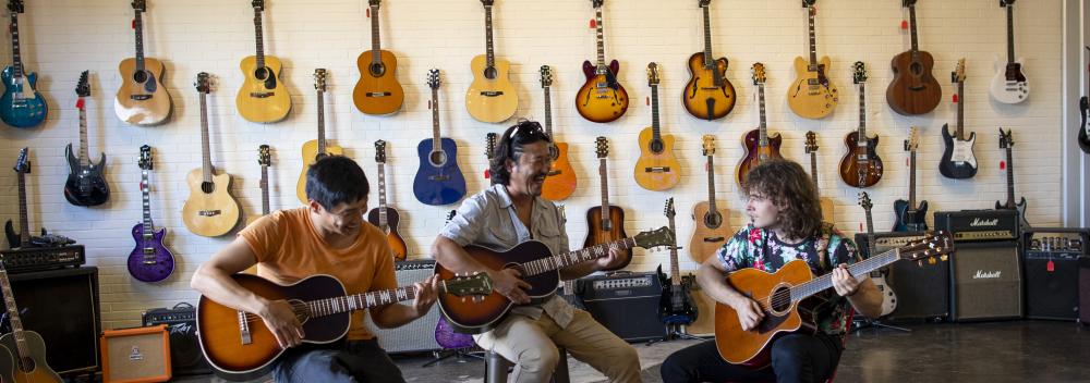 在密西西比州杰克逊的 Fondren Guitars 乐器店学习吉他