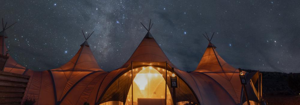 在犹他州布莱斯峡谷国家公园附近露营观星