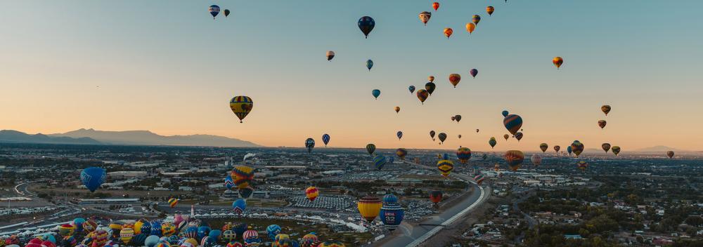 新墨西哥州阿尔伯克基上空缤纷的热气球