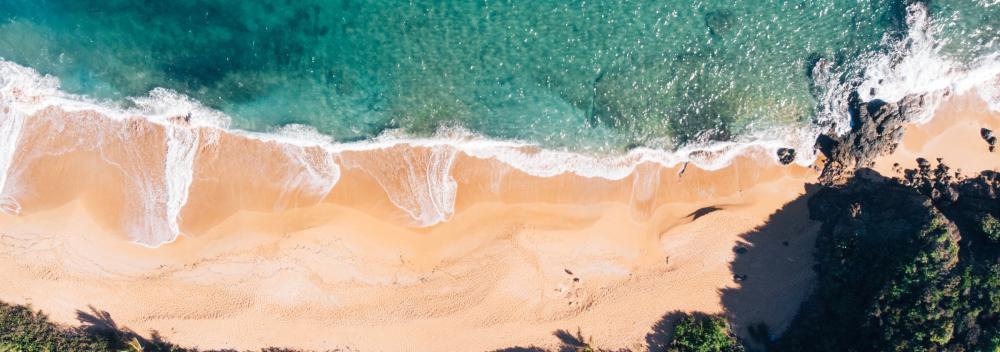 从空中俯瞰波多黎各法哈多的 Playa Escondida 海滩